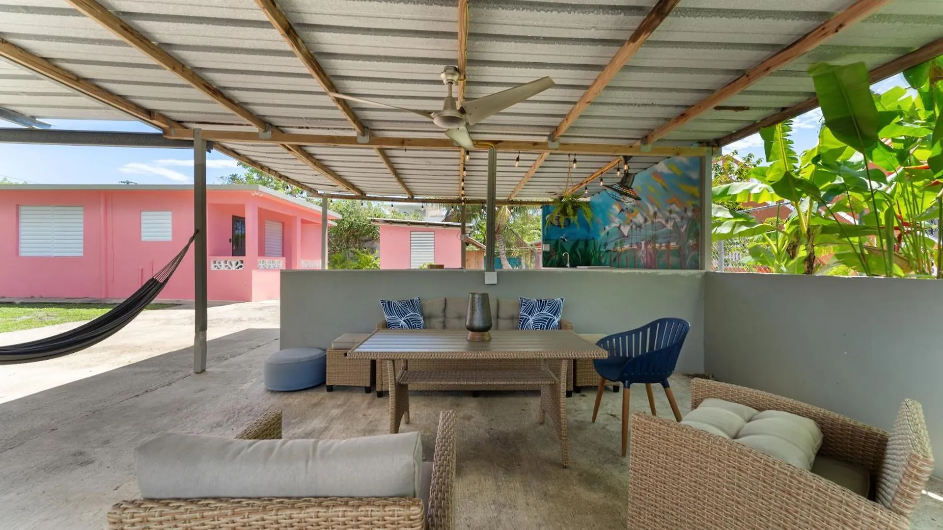 Coral Casa Just One Block From The Beach Stella Holiday home